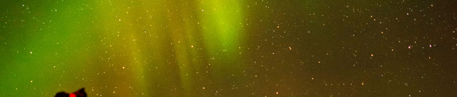 Nordlys fotograferes Lang lukkertid og stativ er et must for at få gode billeder af nordlys.